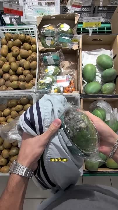 «Где же ваши товароведы?!»: целые корзины с плесневелыми фруктами и овощами обнаружили в ростовской «Ленте»