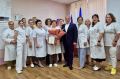 Магомед Дарсигов вручил поощрение донского парламента заведующей педиатрическим отделением ростовской Детской городской поликлиники № 17