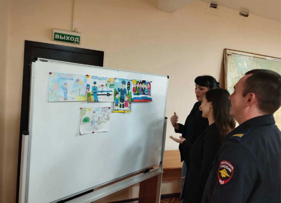 В Сальском линейном отделе МВД России на транспорте совместно с представителями Общественного совета при отделе подведены итоги регионального этапа Всероссийского конкурса детского рисунка на тему «Мои родители работают в...