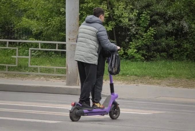 Двое подростков пострадали в Семикаракорске из-за электросамоката