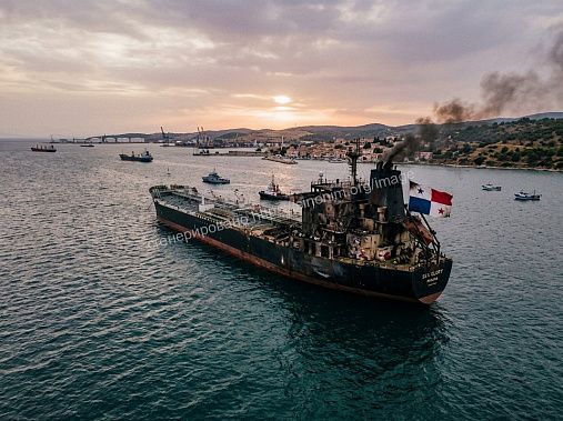 Остающийся в Таганрогском заливе танкер с грузом метанола на борту создает серьезную угрозу загрязнения акватории