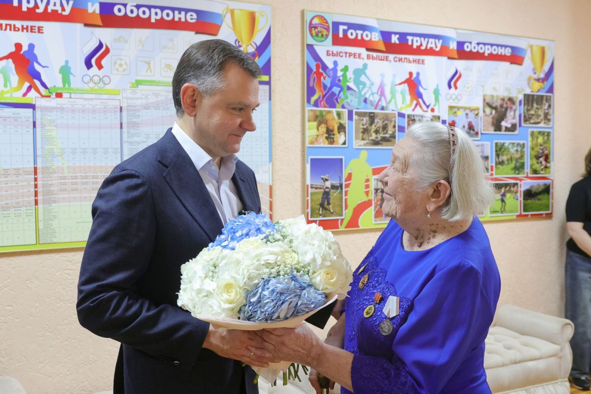 Юрий Слюсарь в преддверии Дня учителя посетил Ростовскую санаторную школу-интернат №28