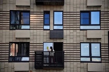 Ростовчанка через суд запретила соседке курить на балконе и лестничной клетке