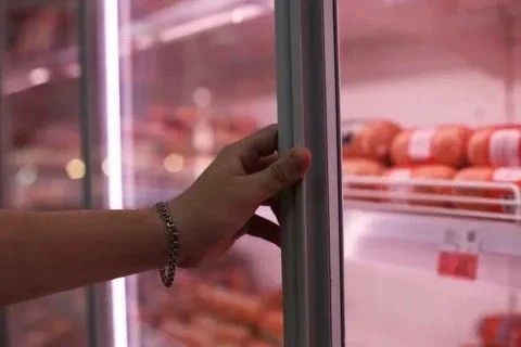 В Орловском районе полицейские задержали подозреваемого в краже денег и мяса из магазина