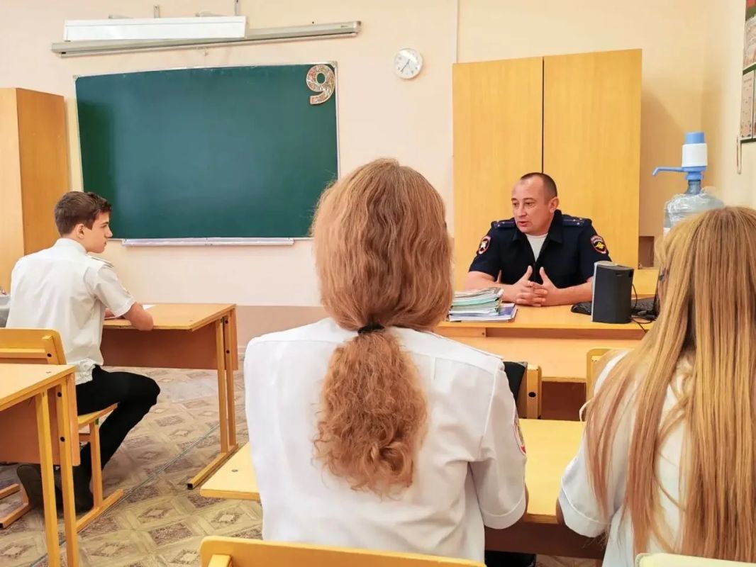 В Каменском районе сотрудник полиции встретился с учениками полицейских классов