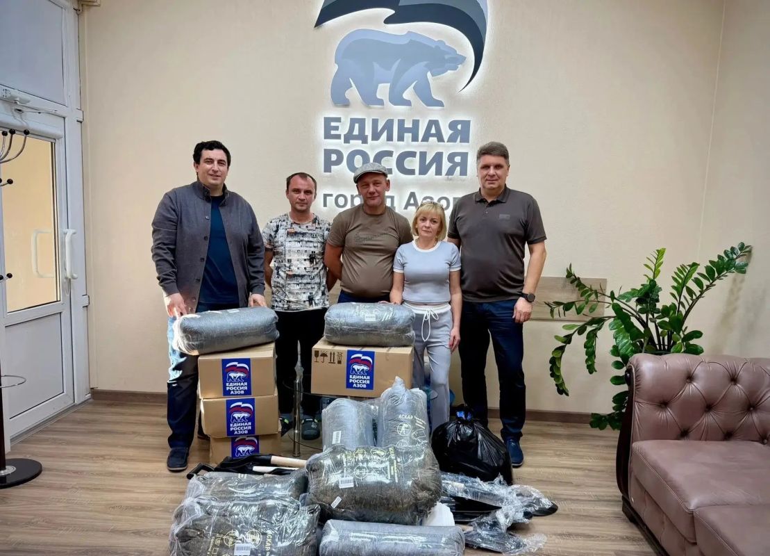 Заместитель Председателя Законодательного Собрания Ростовской области Игорь Гуськов и председатель комитета донского парламента по местному самоуправлению Владимир Влазнев совместно с активистами местного отделения партии...