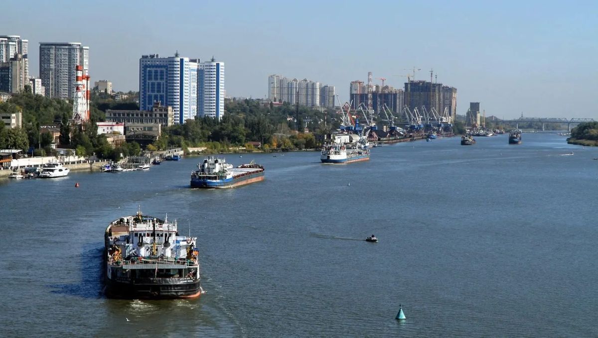 В Азове Ростовской области в результате ночной атаки беспилотников повреждены два судна