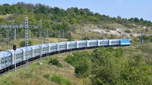 Два поезда "Таврия" задерживаются в пути из-за атаки на Ростов-на-Дону