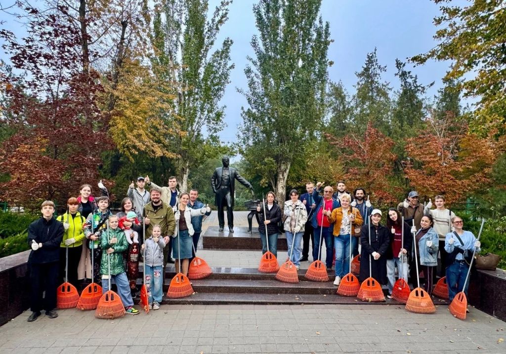 Искусство создавать чистоту: «культурный десант» на осеннем общегородском субботнике