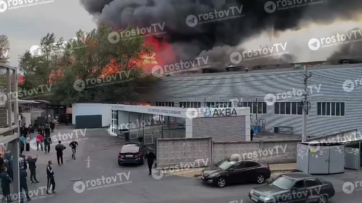 Склад пластика загорелся в Аксае