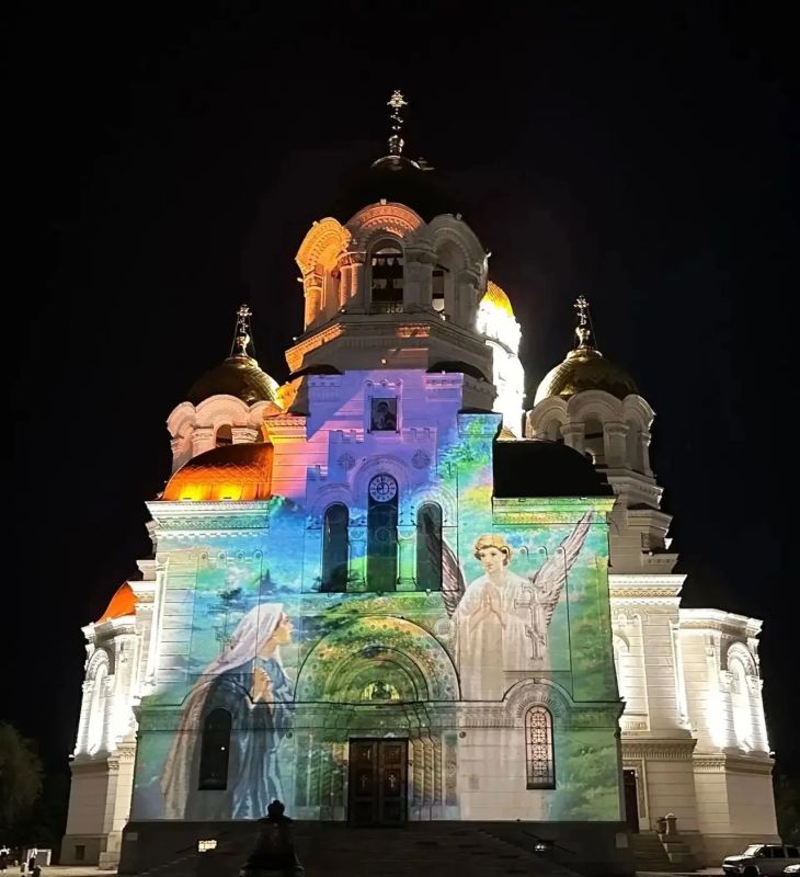 Сегодня и завтра на стенах Патриаршего Вознесенского собора в Новочеркасске появятся православные сюжеты, посвященные Покрову Пресвятой Богородицы