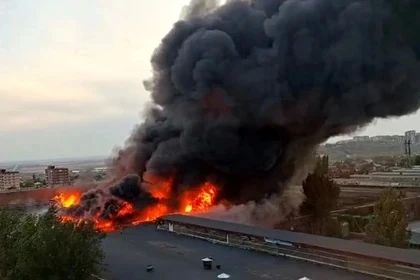В Аксае временно отключили водоснабжение на прилегающих улицах, чтобы обеспечить подачу воды на тушение пожара