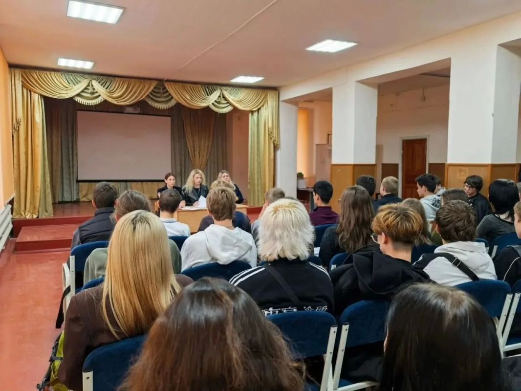 «Сообщи, где торгуют смертью»: полицейские УКОН донского Главка МВД продолжают профилактику молодежи от правонарушений