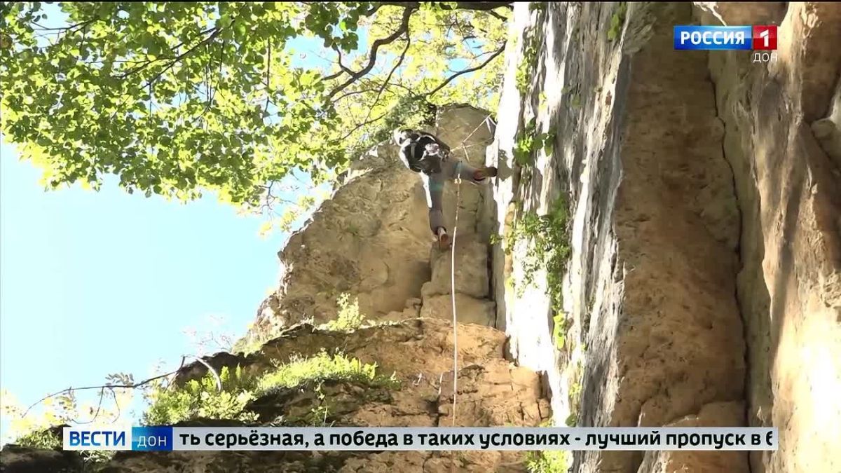 В горах Адыгеи ростовские альпинисты устроили настоящую игру слов на вертикальных стенах