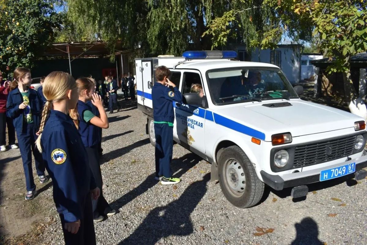 Таганрогские полицейские-кинологи провели экскурсию для юных друзей пограничников