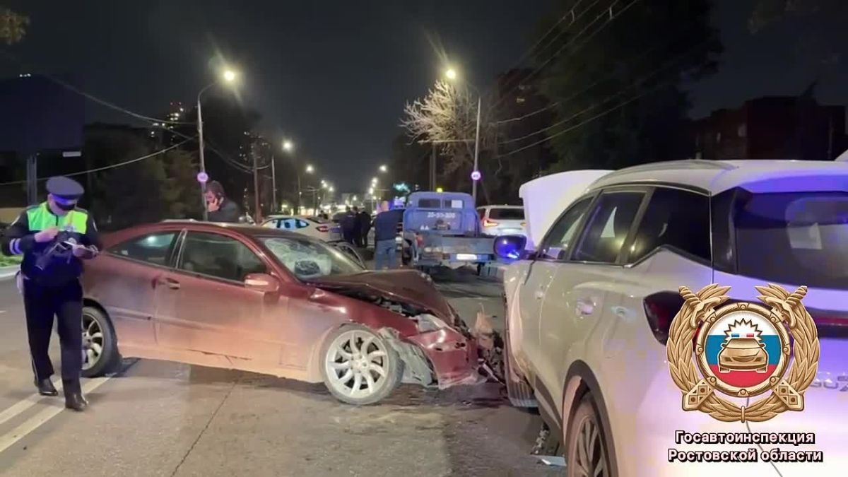 Полиция устанавливает обстоятельства ДТП с участием пяти автомобилей в Ростове-на-Дону