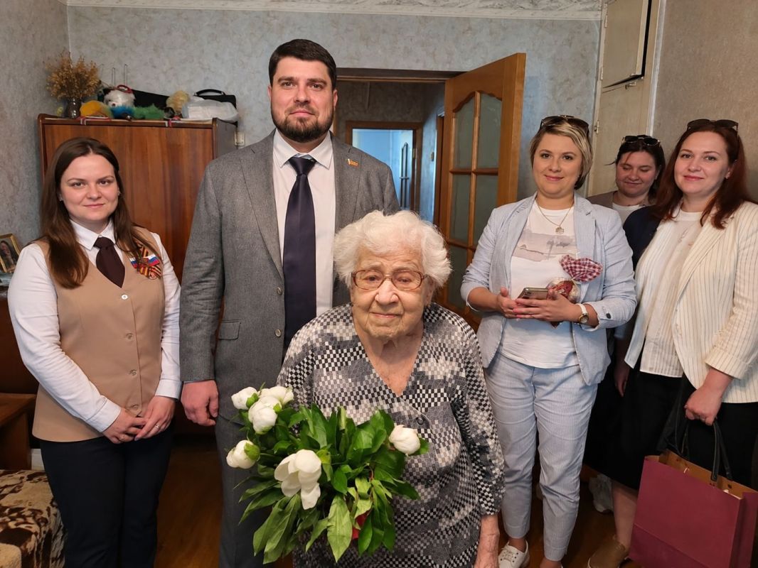 Павел Кузьмин поздравил ветерана Великой Отечественной войны Анну Лев со 100-летием