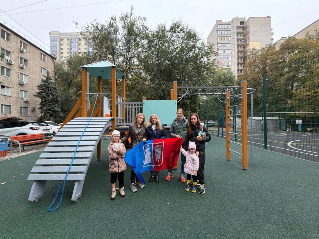 Лариса Зубарева проверила обновлённую детскую площадку на улице Малюгиной