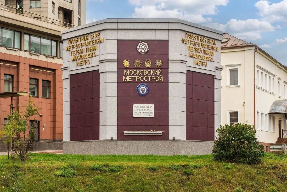 В Москве отреставрировали памятный знак на месте первой шахты метро