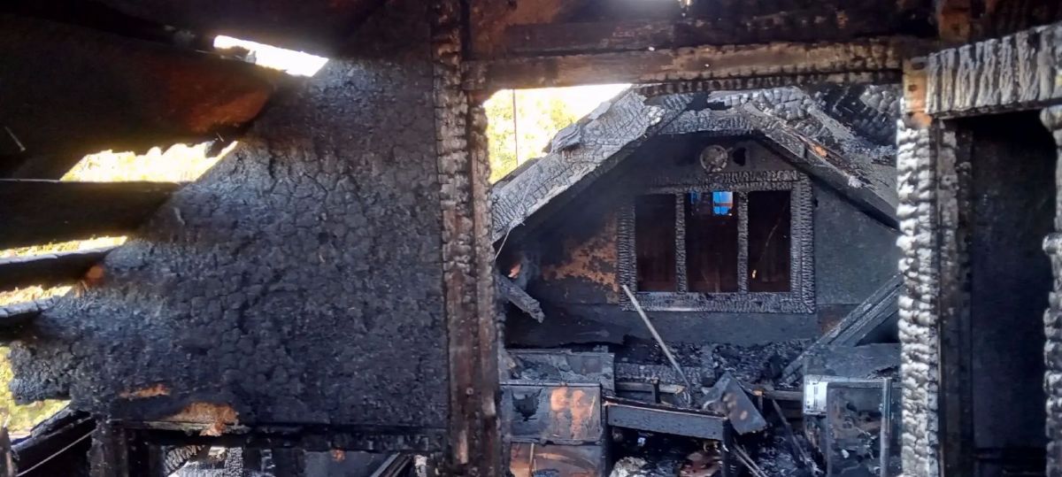 В станице Романовской огонь повредил гараж и часть жилого дома