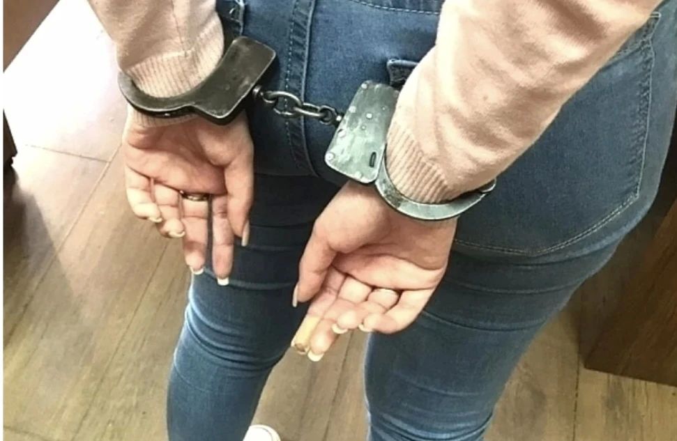 В Каменске-Шахтинском ранее судимая женщина ранила ножом знакомого
