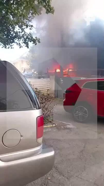 Мужчина оказался в ловушке из-за пожара в доме в Ростовской области — его спас студент медколледжа, живущий по соседству