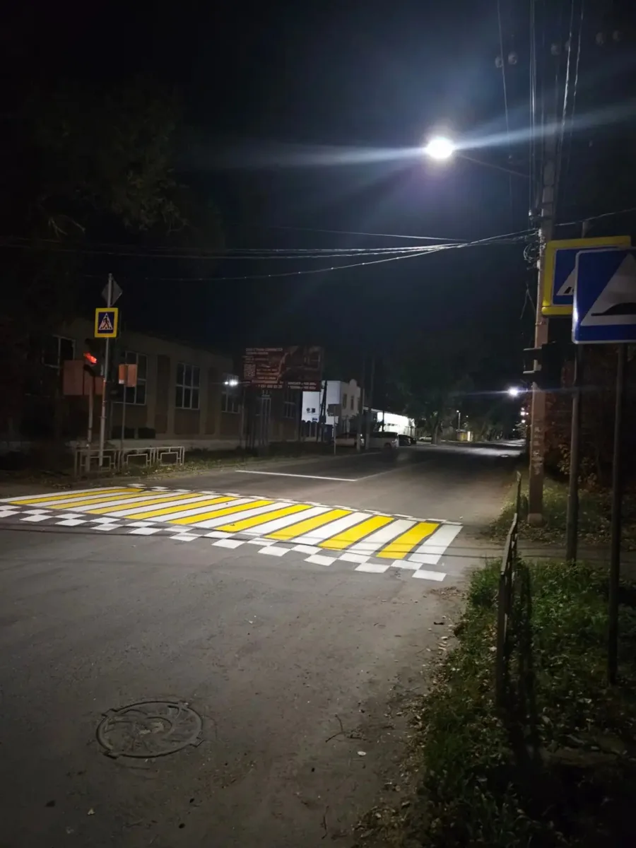 В Батайске продолжают обновлять пешеходные переходы