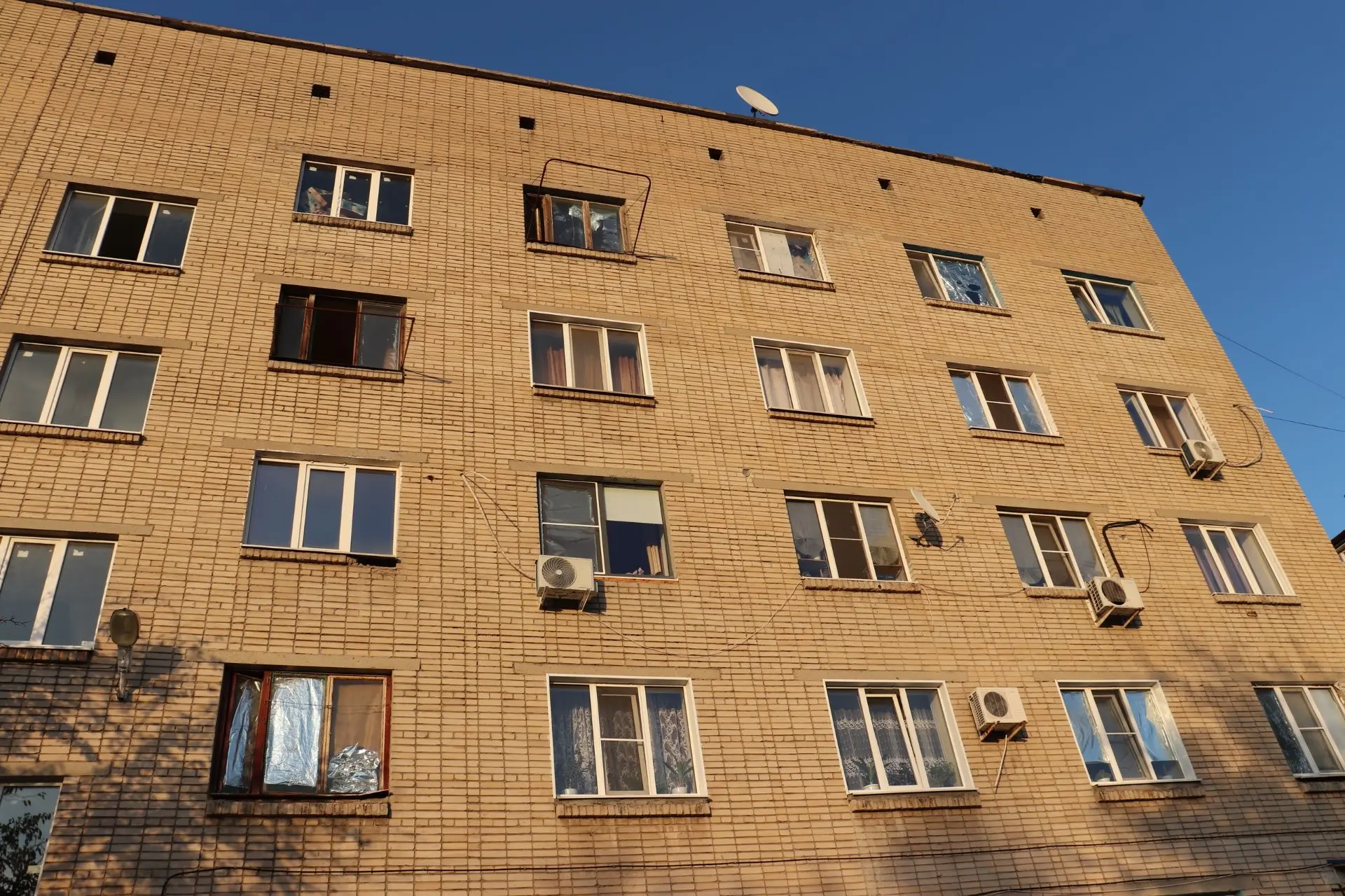 Заместитель министра ЖКХ провел встречу с жителями дома №11 на улице Разина в Шахтах